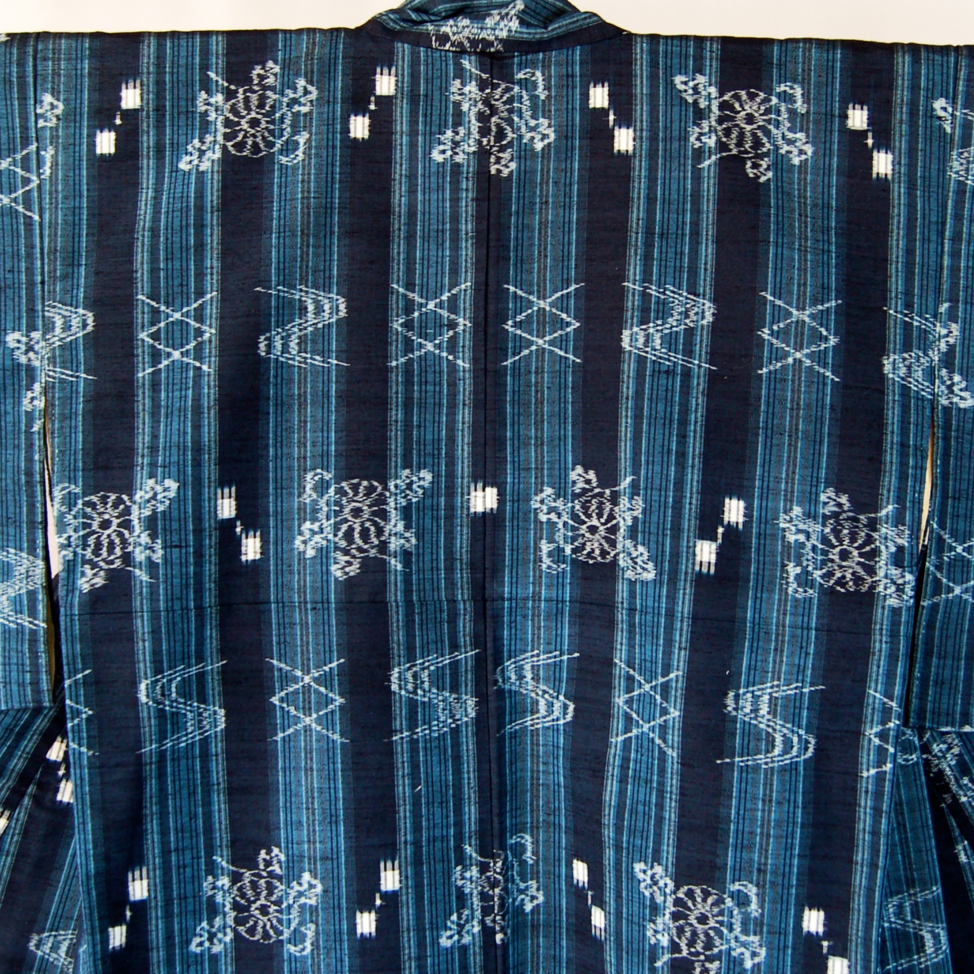 ブルーと紺色の紬 | 長野県松本市の和服のお手入れ専門 京屋