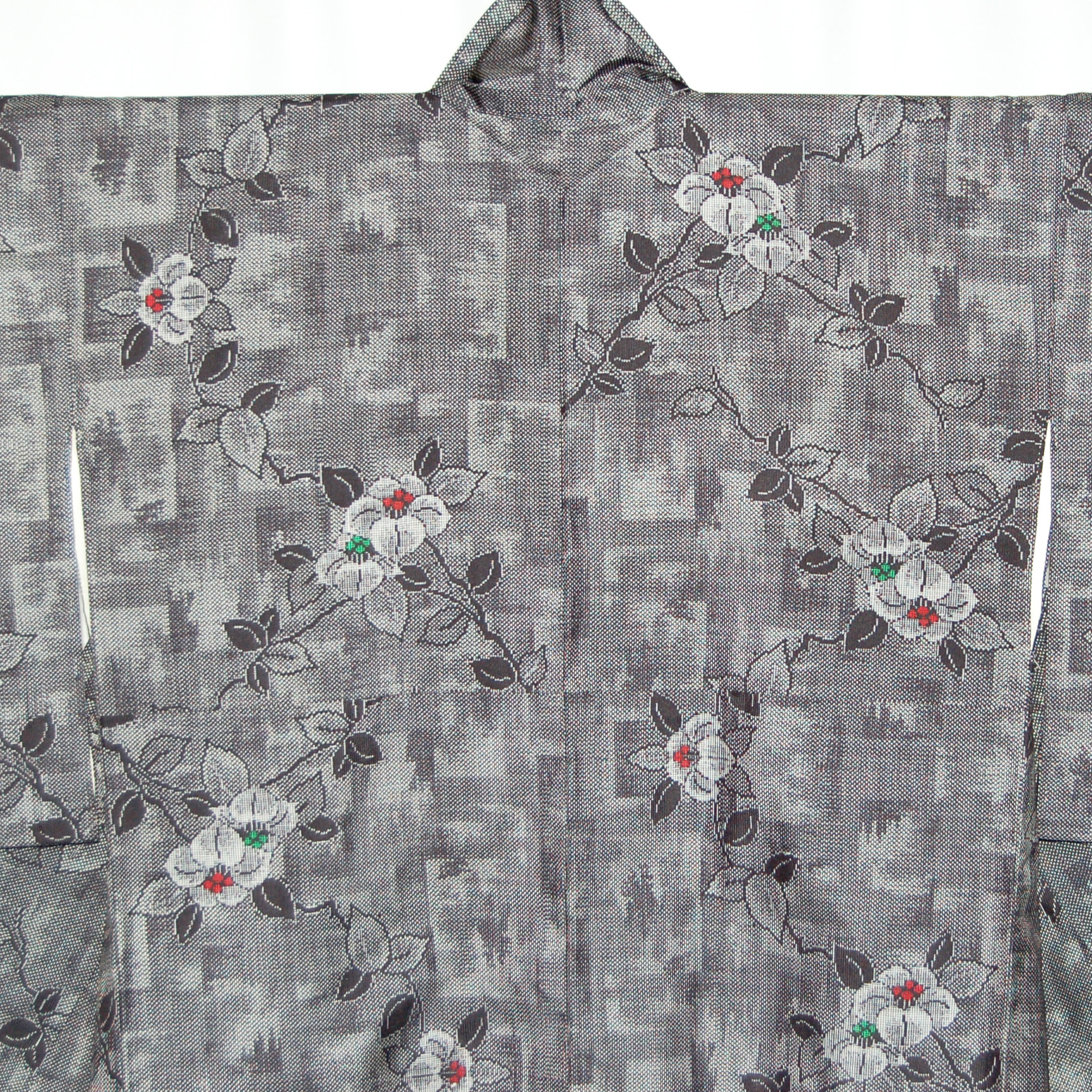 グレー基調椿柄大島紬 | 長野県松本市の和服のお手入れ専門 京屋